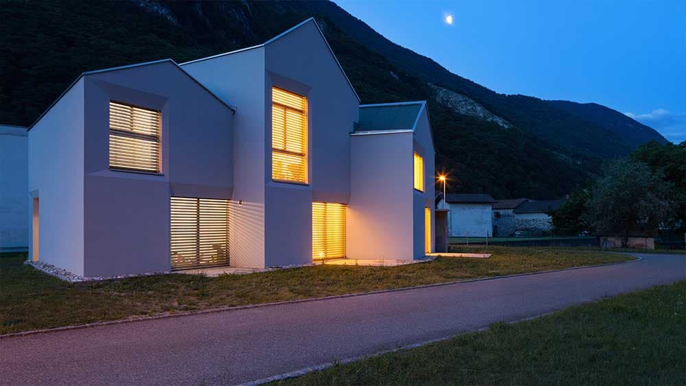 maison illuminée de nuit