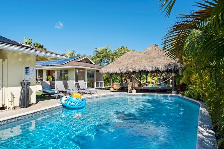 piscine avec panneaux solaires sur le toit
