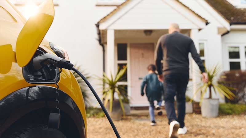 Voiture électrique qui se recharge grasse à l'énergie solaire