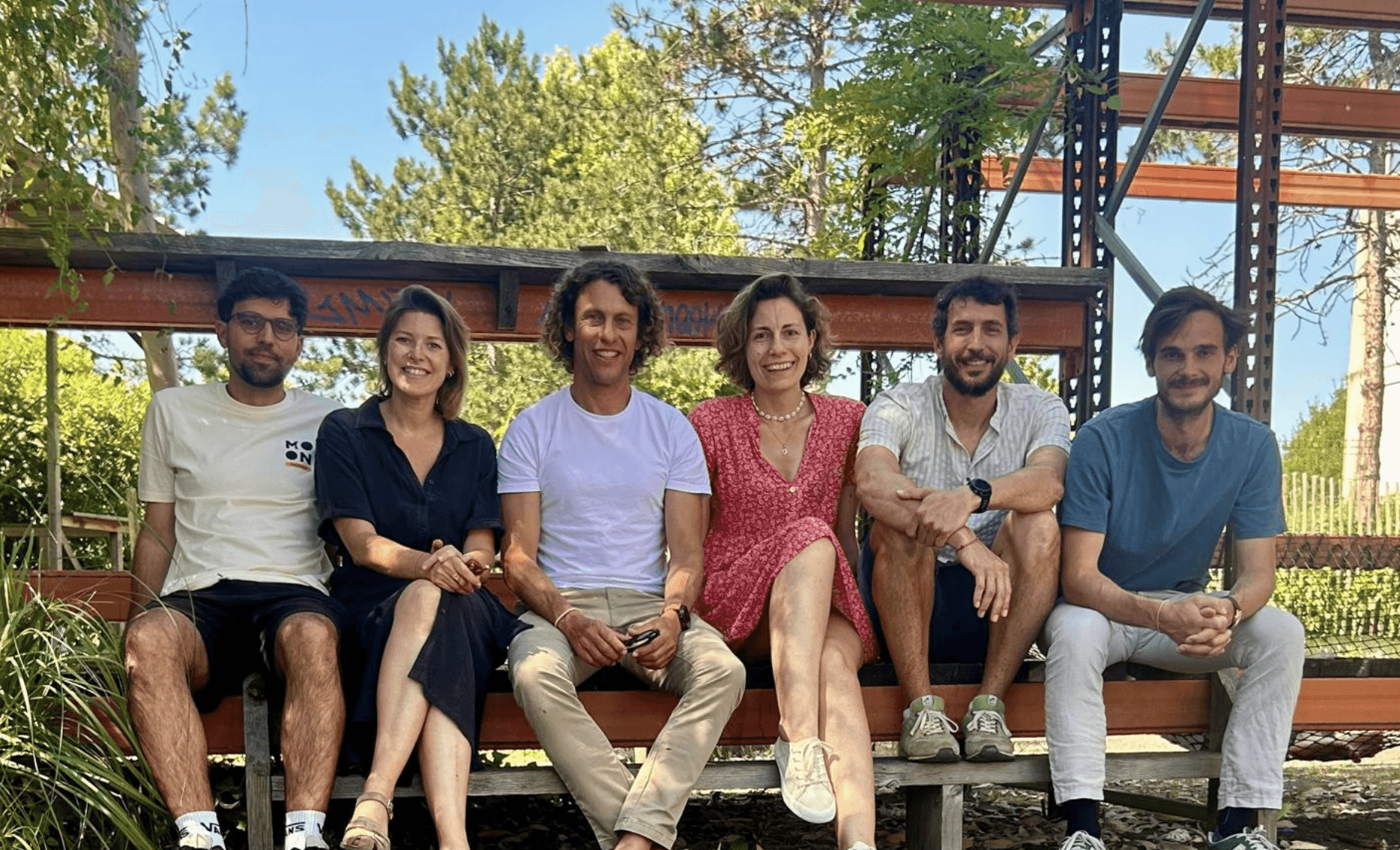 Thomas Samuel, CEO de Moon Énergie, avec ses équipes à Bordeaux pour l'annonce du partenariat avec le réseau Powered by Solaroc