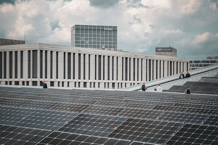 panneaux solaires sur batiment tertaire